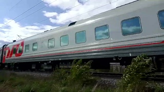 ЭП1-121. Идёт с поездом Арктика на юг.  Петрозаводск. Разноцветные вагоны.