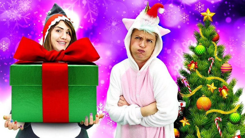 Vidéo drôle. Noël et Nouvel An. La licorne et le requin décorent le sapin de