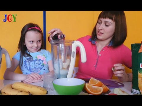 Готовим фруктовый и молочный коктейли , Mom and Vika prepare