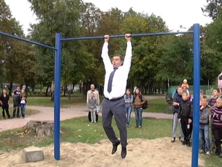 Юрий Чмырь подтягивается на турнике