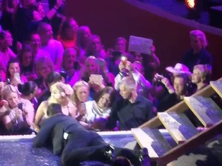 ROBBIE WILLIAMS & HIS LUCKY FANS GET TO MEET  MANCHESTER