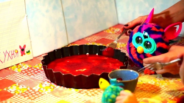 Милашка Furby Ферби с Мамой готовят клубничный