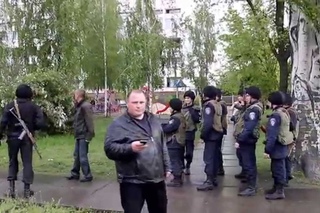 Мариуполь. Разгонять разъяренную толпу колорадов идут мальчишки-курсантики МВД