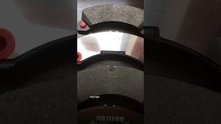 Показываем оригинальные передние колодки Porsche