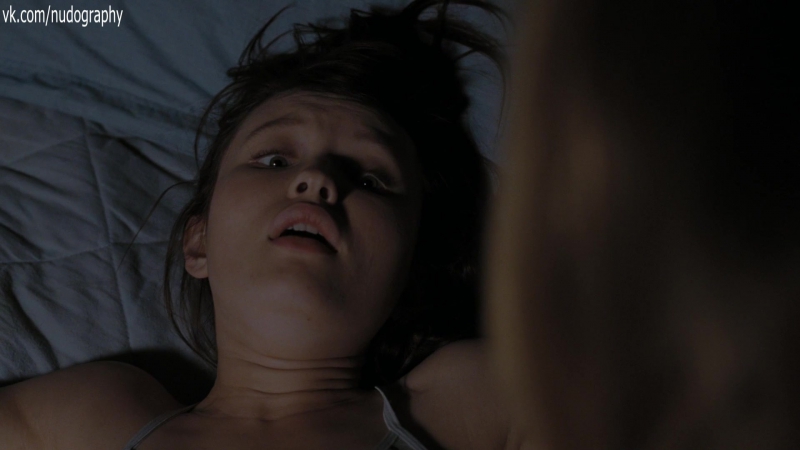 Эмили Браунинг ( Emily Browning) в нижнем белье в фильме Незваные (