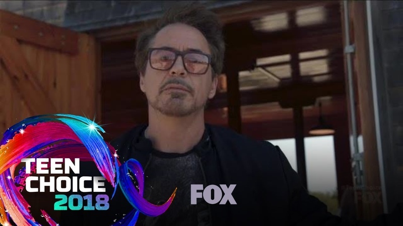 Панда вручает награду Роберту Дауни младшему, Teen Choice Awards