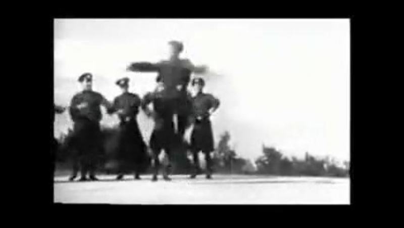 Советские солдаты пляшут под RUN