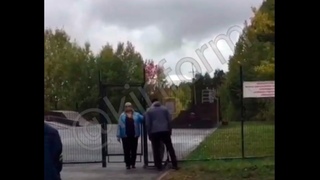 Охранник парка стращает ребенку.