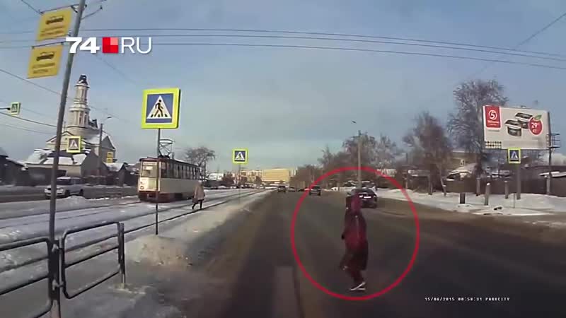 Челябинка попала под колеса скорой