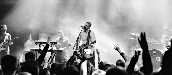 оратор на сцене. группа выступает. оратор и аудитория. метаморфозы осипов. оратор перед публикой.