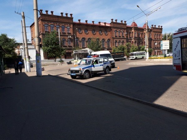 Троллейбус столкнулся с маршруткой на перекрёстке рядом с вокзалом в Чите Это картинка