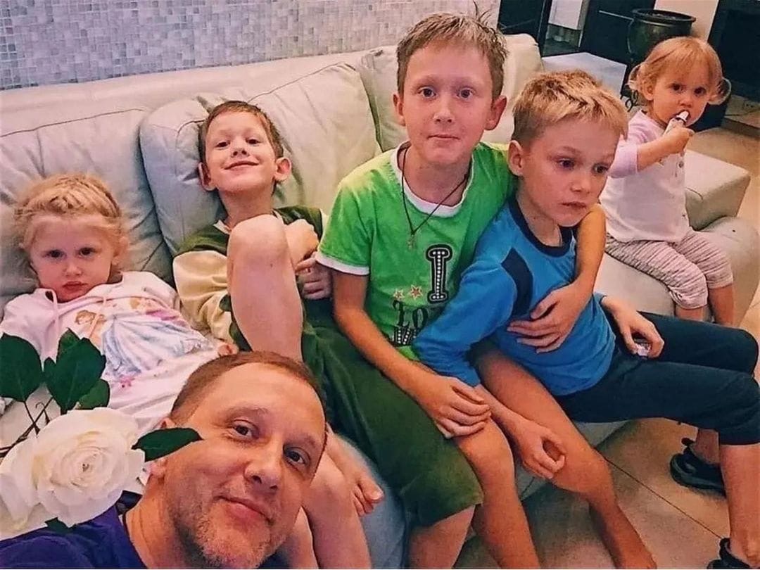 Актер театра и кино Сергей Горобченко поделился новой фотографией всей совей мно