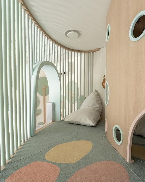 Эта яркая детская комната — веселое и захватывающее пространство для детей, чтобы играть, исследовать и давать волю своему воображению!