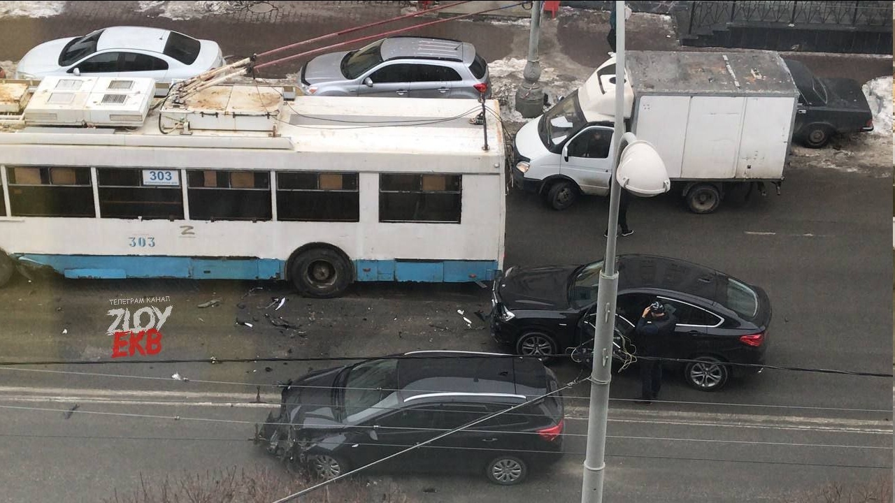 На перекрестке Малышева - пер Это картинка