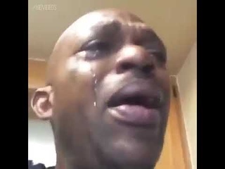 Негр плачет😭