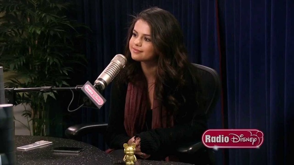 Selena Gomez Meeting Jennifer Aniston Performing at the