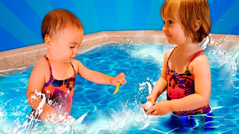 Mi chiamo Bianca Giochi in piscina per piccoli Bambini che giocano con le