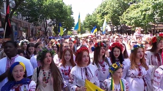 Тысячи одесситов вышли на МегаМарш вышиванок в Одессе: Кто не скачет тот москаль