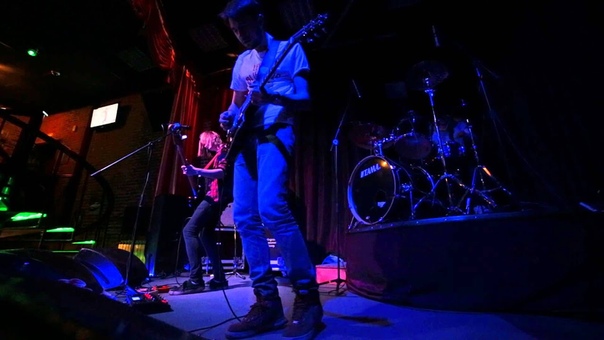 KIIFF Eatin Dust ( Fu Manchu cover) live Maxito Bar 26 jan