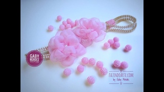 Tiara de flores na manta de pérolas