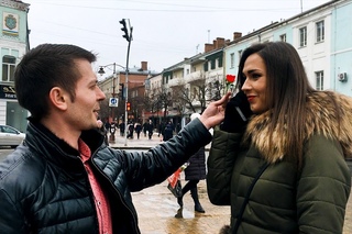 Рома Коваль поздравляет с 8 марта