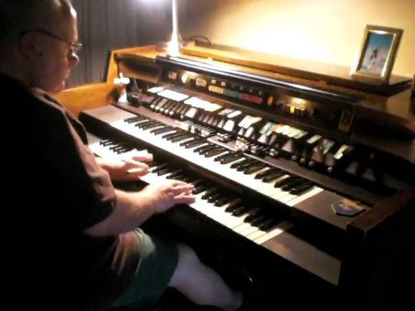 Mike Reed plays Smoke on the Water by special request, on his Hammond