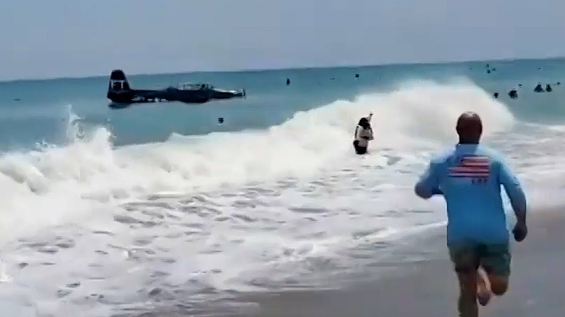 Un pilote contraint damerrir en urgence le long d une plage bondée en